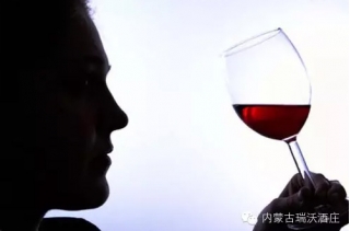 細細品嘗美酒的味道