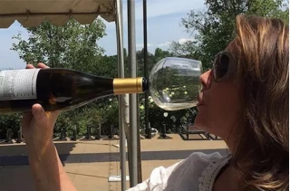 如何在公共場合“優雅”的豪飲整瓶紅酒...