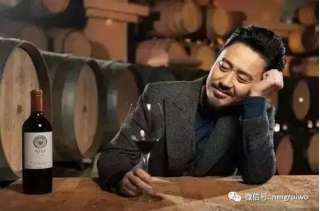 你端紅酒杯的姿勢，透漏了你的性格 